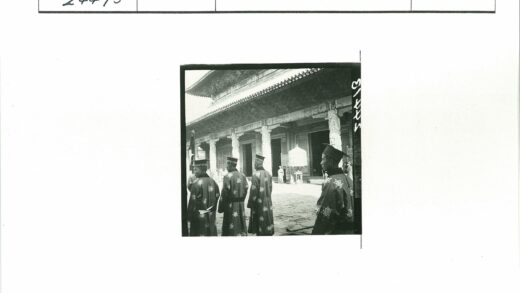 传统服饰男子与雕刻建筑.jpg