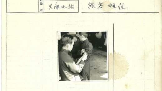 传统服饰男子互助瞬间.jpg