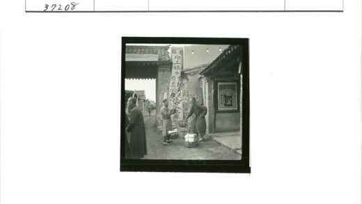 传统服饰男子提篮街景.jpg