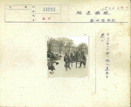 传统服饰男子携华盒街景.jpg
