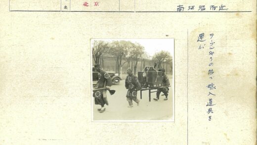 传统服饰男子携华盒街景.jpg
