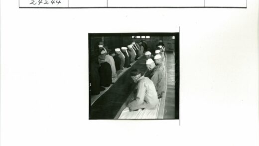 传统服饰男子集体祈祷.jpg