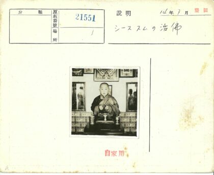 传统服饰男孩室内仪式场景.jpg