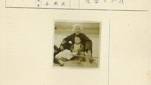 传统服饰祖孙户外互动.jpg