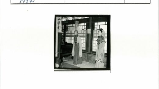 传统服饰窗前合影.jpg