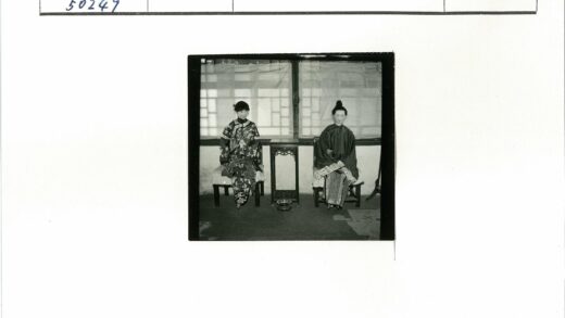 传统服饰窗前对坐.jpg