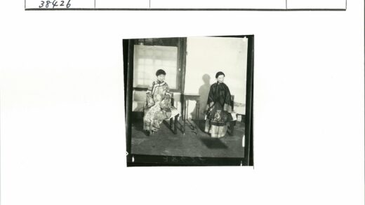 传统服饰窗前对坐.jpg