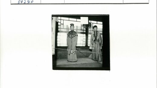 传统服饰窗前屏风人物.jpg
