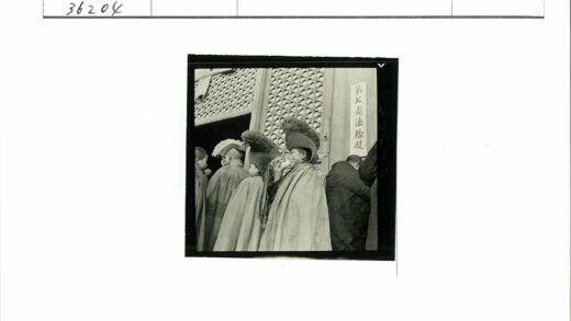 传统服饰羽毛帽吹海螺亚洲建筑.jpg