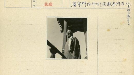 传统服饰老人与木桩.jpg
