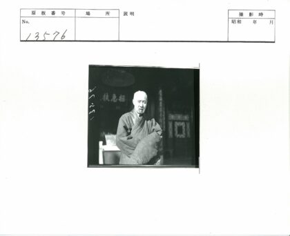 传统服饰老人户外留影.jpg