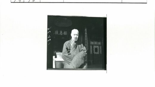 传统服饰老人户外留影.jpg