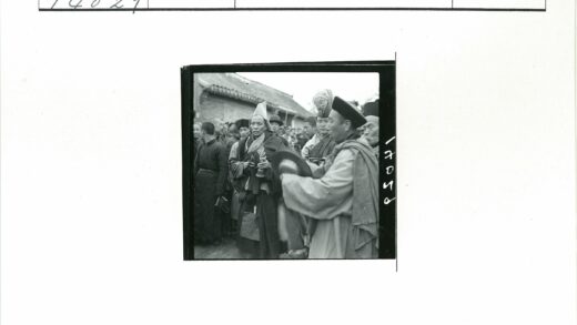 传统服饰聚会户外互动.jpg