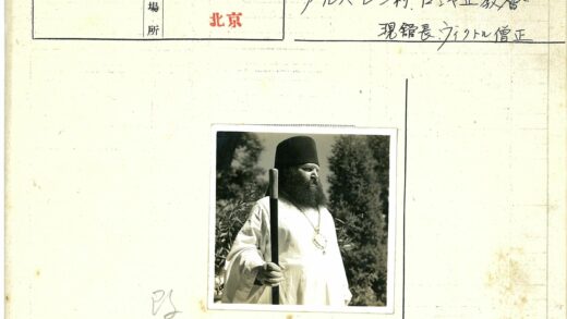 传统服饰胡须男持杖林间.jpg