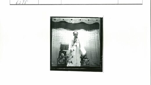 传统服饰舞台表演.jpg