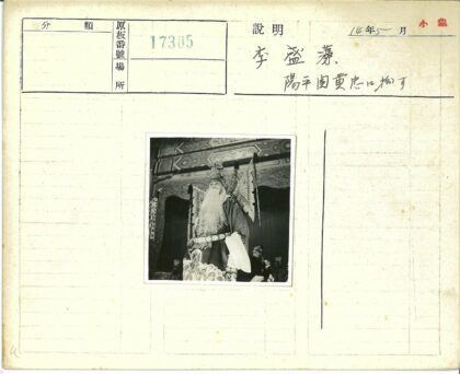 传统服饰舞台表演.jpg
