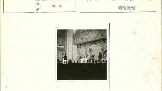 传统服饰舞台表演艺术.jpg