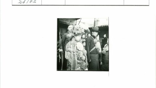 传统服饰花卉装饰妇女与建筑.jpg