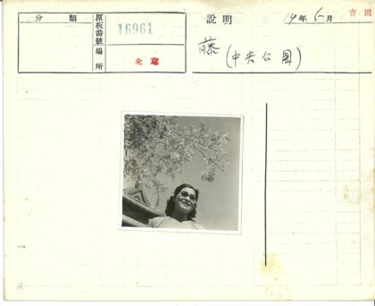 传统服饰花树下的圆形太阳镜.jpg