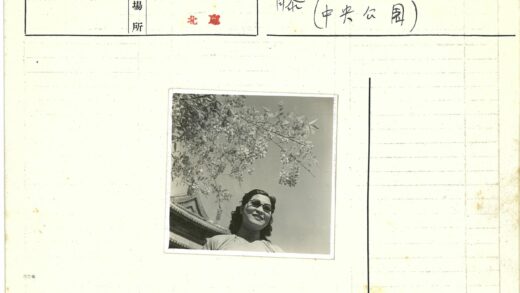 传统服饰花树下的圆形太阳镜.jpg