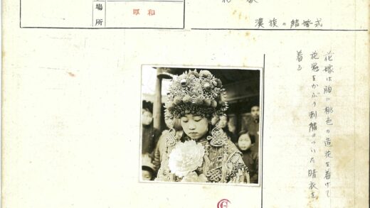 传统服饰花饰人物特写.jpg