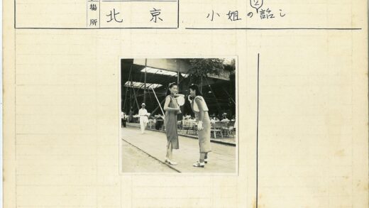 传统服饰街景中的行人.jpg
