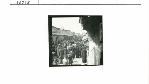 传统服饰街景手推车人群.jpg