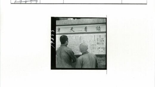 传统服饰读者看报板.jpg