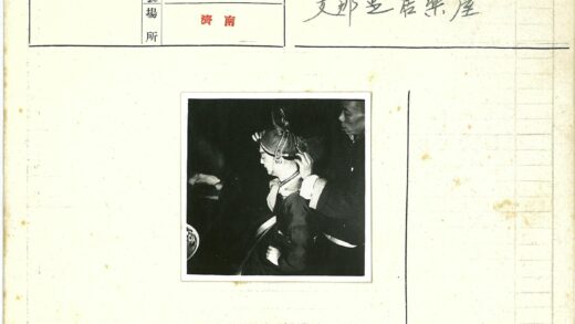 传统服饰调整瞬间.jpg
