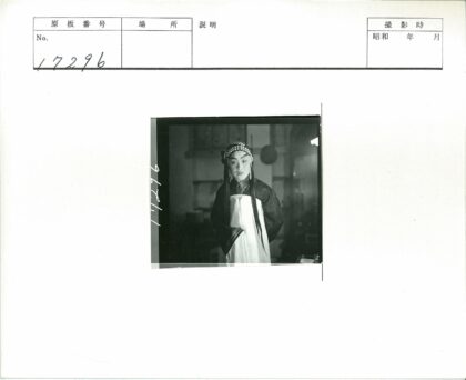 传统服饰长发人物室内肖像.jpg