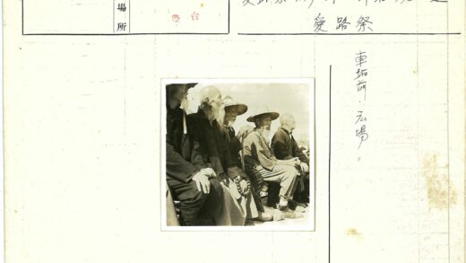 传统服饰长者户外聚会.jpg