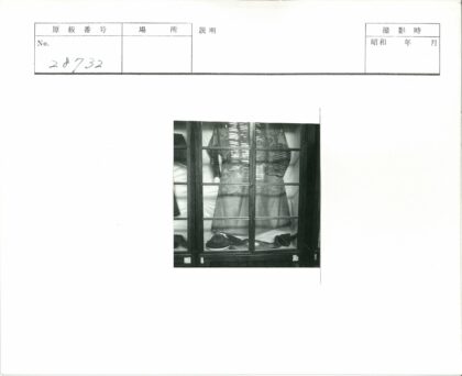传统服饰长袍与圆帽展示.jpg