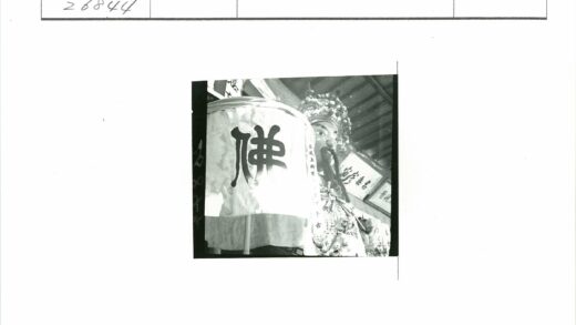 传统服饰雕像与汉字横幅.jpg