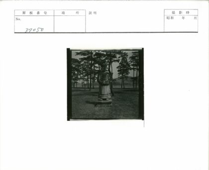 传统服饰雕像与自然景观.jpg