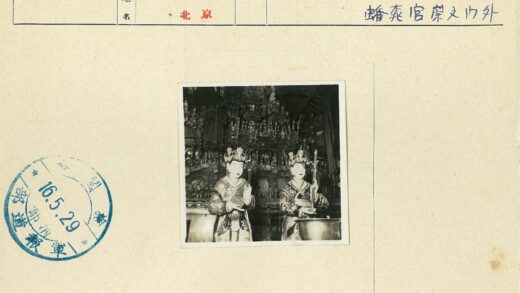 传统服饰雕像手持书杖雕刻群像.jpg
