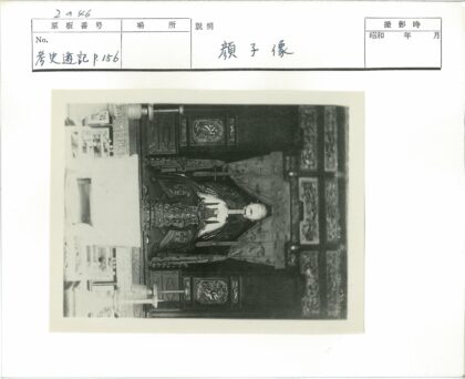 传统服饰雕像艺术特写.jpg
