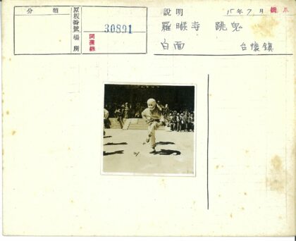 传统服饰面具舞户外表演.jpg