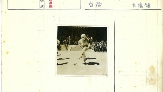 传统服饰面具舞户外表演.jpg