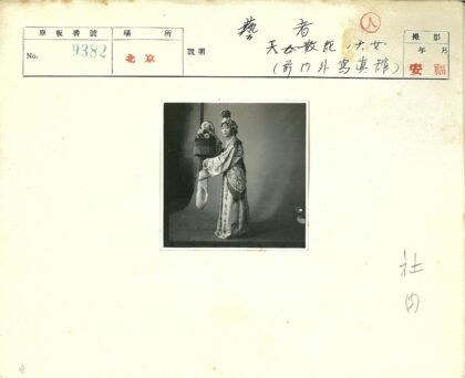 传统服饰鲜花篮人物照.jpg