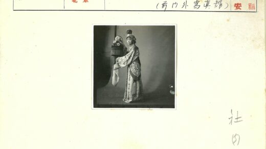 传统服饰鲜花篮人物照.jpg