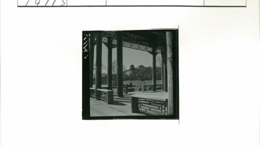 传统木亭与湖畔风光.jpg