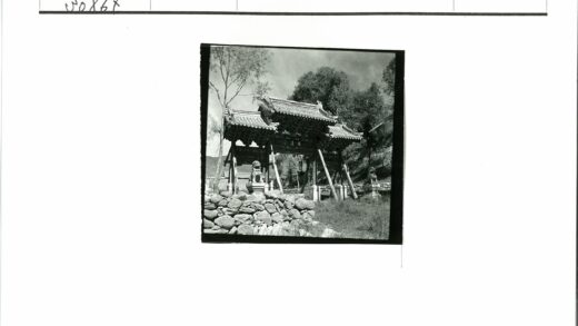 传统木亭石雕入口山景背景.jpg