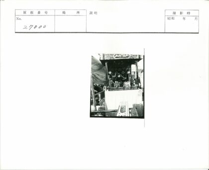 传统木偶戏表演与观众场景.jpg