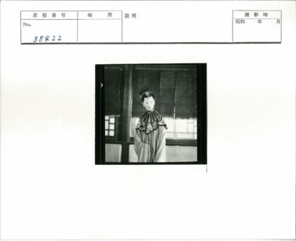 传统木偶窗前剪影.jpg
