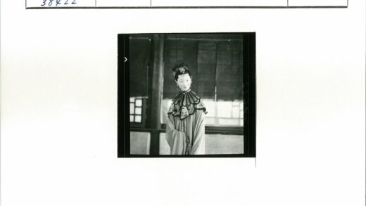 传统木偶窗前剪影.jpg