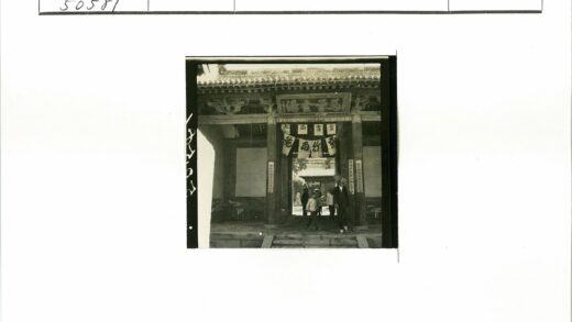 传统木制入口与弧形屋顶建筑.jpg