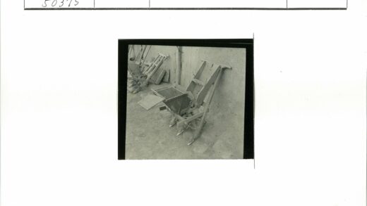 传统木制农具与土墙.jpg