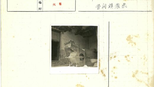 传统木制农具与茅草屋建筑.jpg
