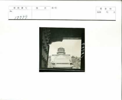 传统木制多层建筑与自然景观.jpg