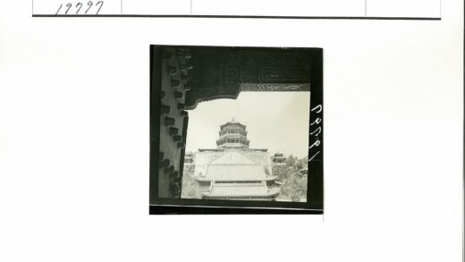 传统木制多层建筑与自然景观.jpg